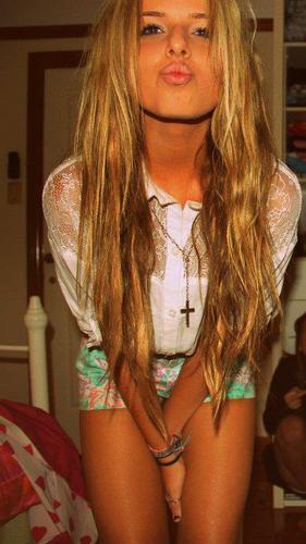 Lucy, Half italian :)
Family, Friend's, Fashion, Partying ♥