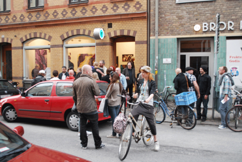 Galleri Rostrum är ett konstnärsdrivet galleri i Malmö. Driver Art After Work, Hållplats samt samverkar konstnärsdrivna plattformar mm