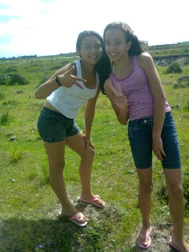 Amamos sair juntas! rir muito, amamos a nossa familia,amamos animais!!!! e somos melhores amigas!!!!