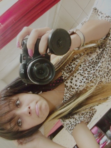 Ela carrega aquele brilho no olhar, mostra uma certa malandragem pra falar .♪