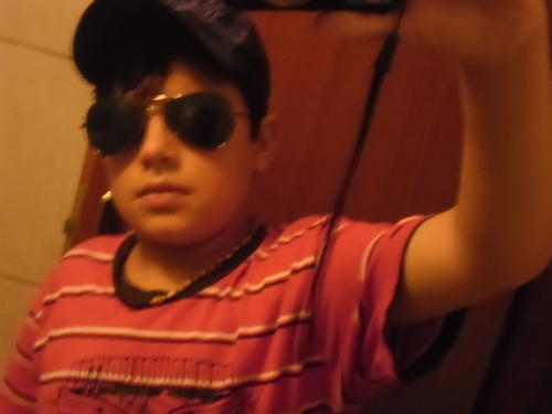 Menino que te encαntαα ;
Gαrotoo que te fαscinα ;Homem que te enlouquecee.
- αquele que te fααz tão beem 
Não te prometo nem α terrα, nem o céu, nem o mαr;██