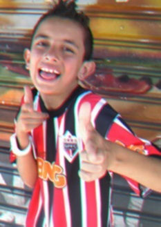 les dizem que o sol brilha para todos, mas para algumas pessoas no mundo ele nunca brilha.BobMarley'