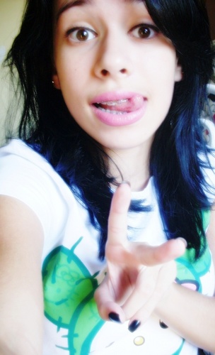 Larissa Evellyn  , amoo chocolate , amo meus amigos,gosto de dança e etc...   cinco beijos ♥