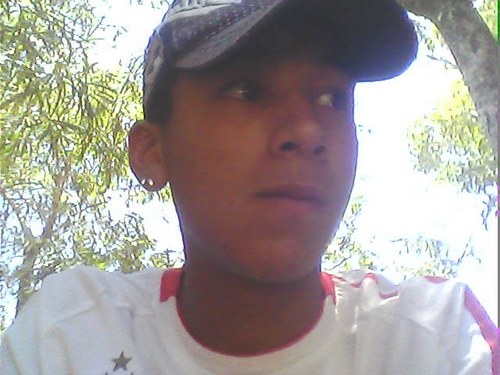 sou sincero naum tenho medo de falar adoro oq faco naum gosto de espera pelos otros e naum do bola pro q falam de mim e adoro beijar esse sim e o meu rob beijar