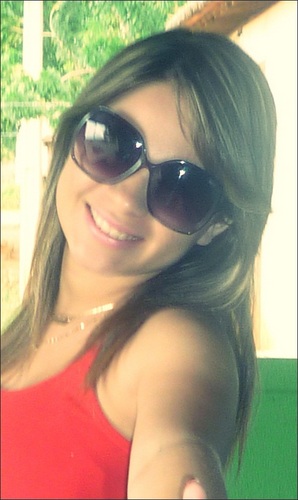 ' A vida é feita de sorrisos, alegrias, saudades, tristezas, emoções… a sua vida é feita por você, e não pelos outros;*