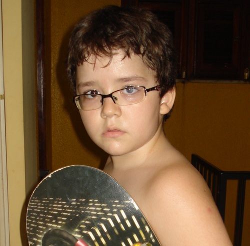 Tenho 8 anos, gosto de filmes, desenhos e brinquedos.