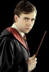 Estudiante de la Escuela Hogwarts de Magia y Hechiceria. Muy bueno en Herbología y pésimo en Pociones.