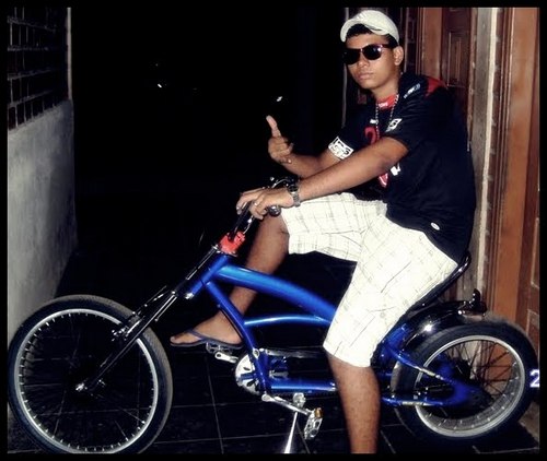 ' ... Sou como você me vê ...
Posso ser leve como uma brisa ou forte como uma ventania,
Depende de quando e como você me vê passar ... ''