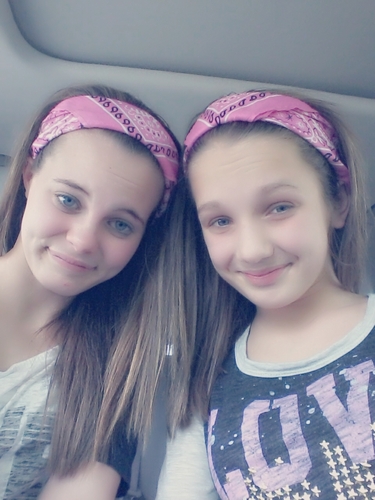 13, june 17, 1998. blue eyes blond & brownish hair(: loves softball.