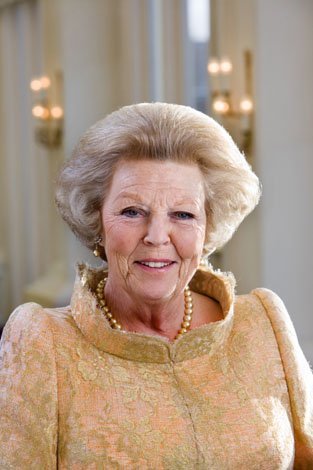 Wij Beatrix, bij de gratie Gods, Koningin der Nederlanden, Prinses van Oranje-Nassau, enz. enz. enz. Staatshoofd, regeringsleider, moeder, grootmoeder (fictief)