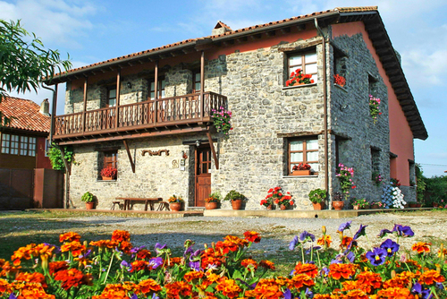 Casa rural en Asturias situada en Colunga corazón de la costa Jurásica, en entorno incomparable de mar y montaña dentro del Camino de Santiago.