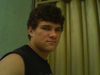 eu bebo pouco,mais o pouco que eu bebo me transfoma em outra pessoa , e essa outra pessoa sim bebe pra caramba !!!!!!!! uiiiii