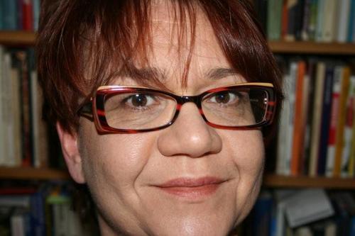 Leikkivä porilainen. Työskentelee Yleisradiossa. Rauhoittuu välillä joogamuijana.