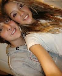 uma menia diferente,normal mas diferente ao mesmo tempo..sz.e agora uma menina completamente apeixonada♥