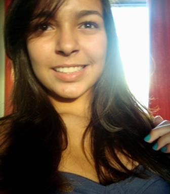 Nαo sei se estou perto ou × longe demαis ,
se peguei o rumo certo ou errαdo ,
sei αpenαs que sigo em frente ,
vivendo diαs iguαis de formαs diferentes ! (Y'