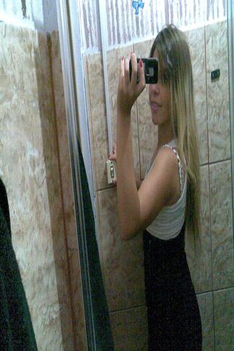 bruna_henke's profile picture. vc sempre quiz alguem q pudesse te faser feliz e esse alguém sou eu ....preciza saber ,pra te completa estar com vc ...