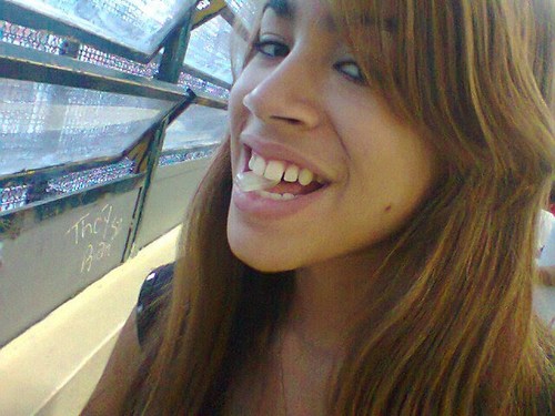 Sou uma menina carinhosa,companheira,amigona ,Simpática,solteira e que gosta de fazer mtmtmtmt amigos =D msn : (Só Conhecisos) :3