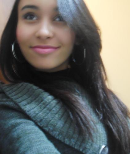 aquela quieta que adora conversar. aquela malandra que cai feito patinha. aquela que sempre quer um começo mais que tem medo do fim (: