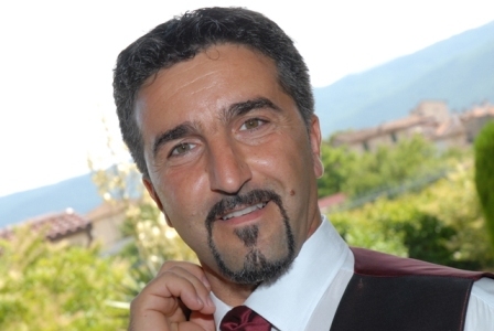 Ci sono due modi di vivere la vita. Uno è pensare che niente è un miracolo. L'altro è pensare che ogni cosa è un miracolo.