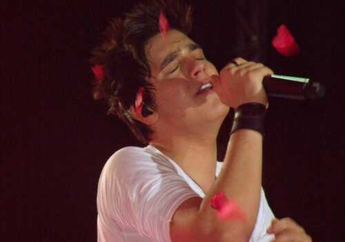 Como eu queria cantar e encantar vc mas o tempo vai dizer si vou passar pelo menos um dia ao seu lado #TeAmo @luansantana Te Vivo amor! Since:01/05/12