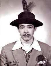 En el barrio quién ya no conoce aún magnífico bailarín anda siempre muy bien vestidito qe parece un maniqui, todos lo conocen por Panchito