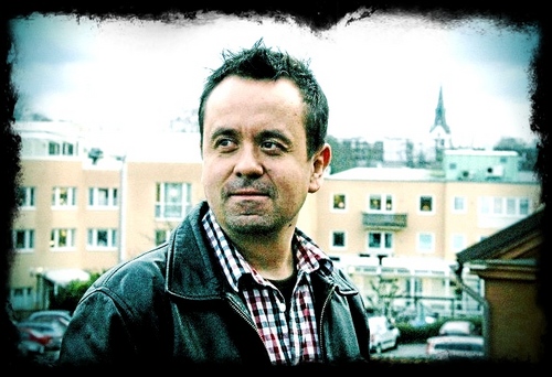 Hobbypoet med adhd. Journalist. HV-fantast. Barnsligt tramsig. Svår som fan. Mestadels glad. Mitt i livet.