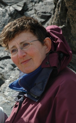 Copy editor, proofreader and self-publishing supporter/knowledge junkie/local foodie/happy veg gardener