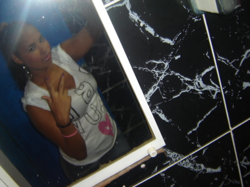 Muitas pessoas falam  mal de mim mas nio fundo elas morrem de inveja pois eu so cercada de pessoas amoras.