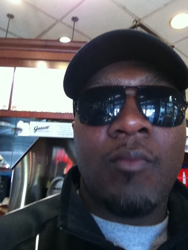 Jack of all trades master of some! Marketer, Entrepreneur, sports enthusiast, music lover, Dad and as you can see a QUE!!!