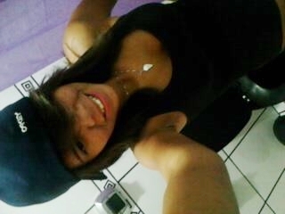 Não me julgue. Você não sabe quantas vezes eu sorri com vontade de chorar. Pode não parecer, mas sou mais forte do que muitos pensam.