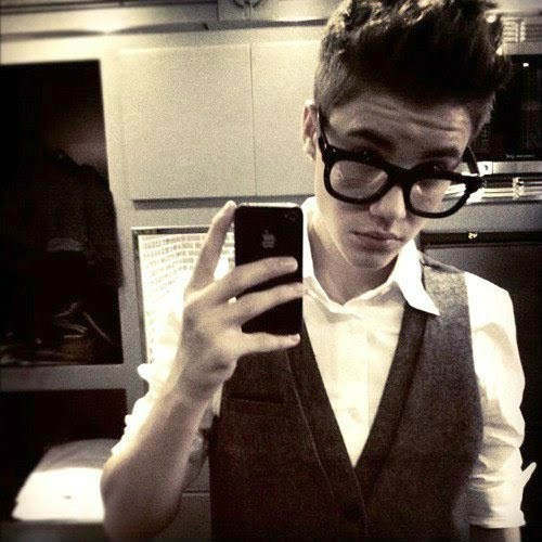 Ele me ensinou a nunca desistir dos meus sonhos, por isso nunca vou desistir de você @justinbieber *-* 
Dona do FC @Euto_tarada . follow us ;)