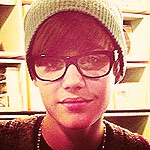 EVERYONE STOP FOLLOWIN THIS ACCOUNT FOLLOWE MY NEW ONE @DaswaggieMall :) sorry for changes im havin probs lol