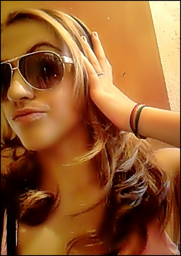 Ariana,sincera,de bem com a vida e enfim mtooo feliz *-*
     No Mundo Que Eu Vivo Não Vale a Pena Ser Fiel (8)