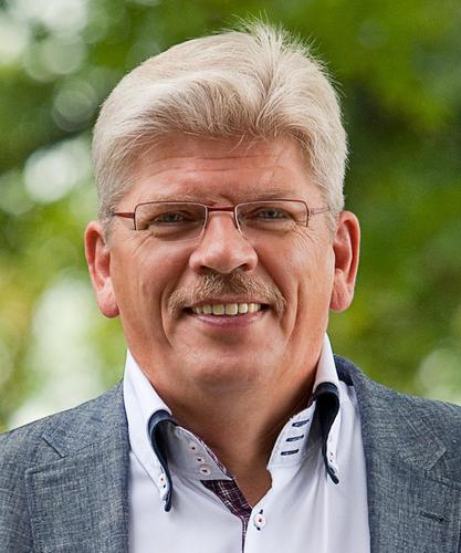 Toezichthouder, voorzitter en bestuurder. Met een passie voor jeugd. Liefhebber van eten en koken. Geïnspireerd door de bijbel, de natuur en door mensen.