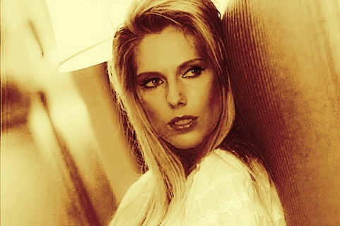 curious_jewels's profile picture. Vocalist. Perfectionist. Sensationalist. Get the gist?