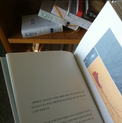 daumbookcafe's profile picture. 책 이야기도 이제  @withhkp 여기서!!