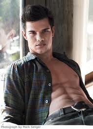 o taylor lautner é muito lindo,gatinho,fofo e perfeito te amo taylor daniel lautner.