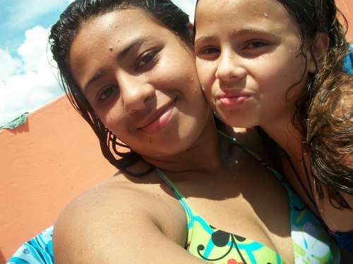 sou uma menina legal q gosta muito de ler e estudar.mais claro q eu adoro sair para ir para festas praias etc.meu nome é izabella sou muito simpatica e etc...