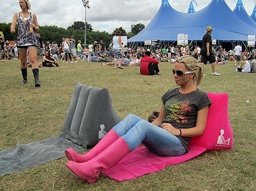 Een opblaasbaar lounge kussen/stoel, ideaal voor camping, muziek festival, strand, tuin en picknick. Lekker luieren en relaxen met een heerlijke steun in de rug