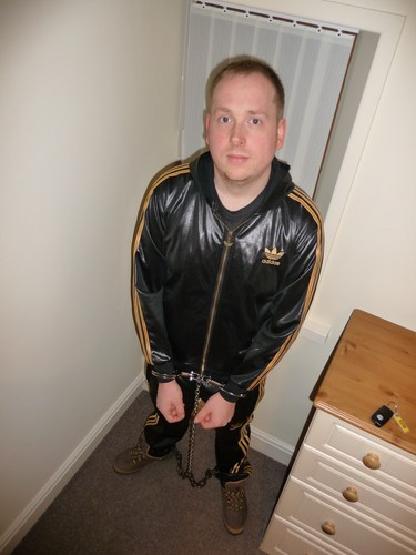 Kinky lad, into anything involving kit, gear, rubber, trainers, boots...You name it really. Along with restraining the bf n using him of course ;) 18+