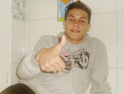 Para que levar a vida tão a sério, se a vida é uma alucinante aventura da qual jamais sairemos vivos.