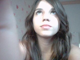- A meninados cabelos castanhos

♥ Que trαz juntoo de sí muiito amoor ~/
- A pequenα priincezα cheiiα de amiigoos'
♀
•