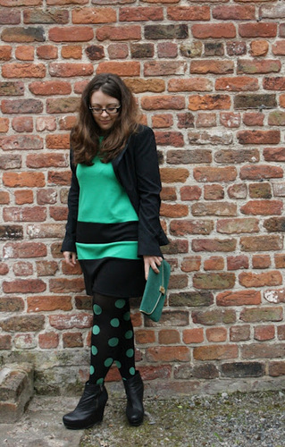 Likes reading, blogging, history, shoes, green things.  Hates writing bios.