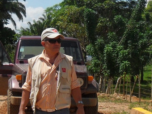 Creativo, proactivo, inquieto, filantropo,investigador,arquitecto,magister en ciencias del habitat,docente universitario y uno de los ultimos romanticos