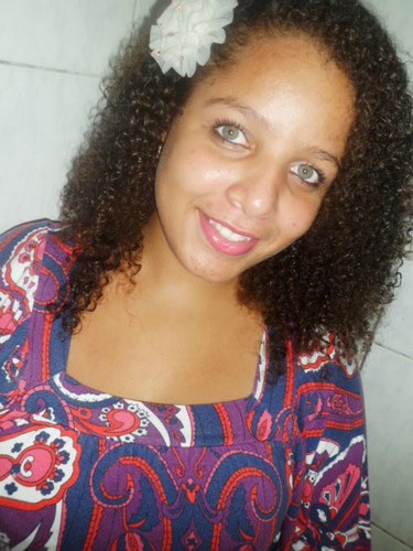 Misteriosa antes de tudo mesmo Rs'' **Sonhadora até demais,e as vezes um pouco tola**mas se quiser mesmo conhecer o resto do meu eu
**Me segue**