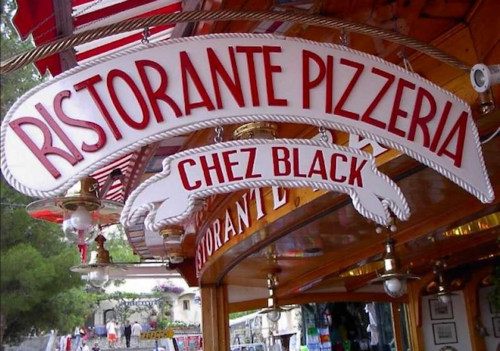 Chez Black è  situato sulla famosa passeggiata di Positano,lungo la spiaggia, dove si vede tutto e si è visti da tutti