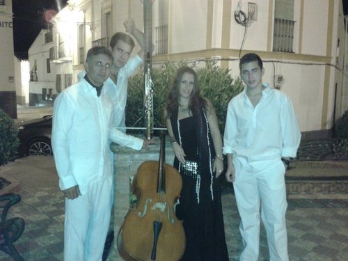 Grupo Flamenco nacido en 2009 a cargo de Jose Manuel Soria(guitarra) y Rocio Vazquez(cantaora). Actualmente somos 5 componentes.