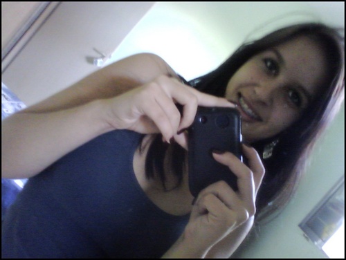 Irônica, boba, da risada de tudo, irritante, acima de tudo feliz. Prazer, eu