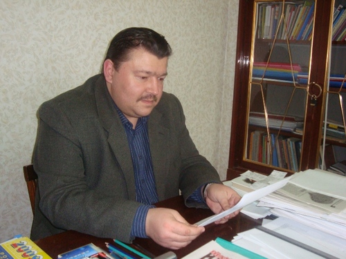 Окончил Ростовский госуниверситет. Историк, социолог, психолог, философ, поэт, прозаик, бард. Занимаюсь частной психологической и педагогической практикой.