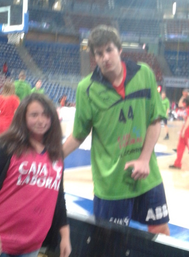 Me encanta ver y jugar al baloncesto. Aupa BASKONIA !!! ya en los playoffs la copa se viene para Vitoria. Indar Baskonia!!!!